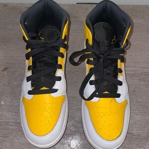 Jordan 1 Mid University Gold (Size 6Y)